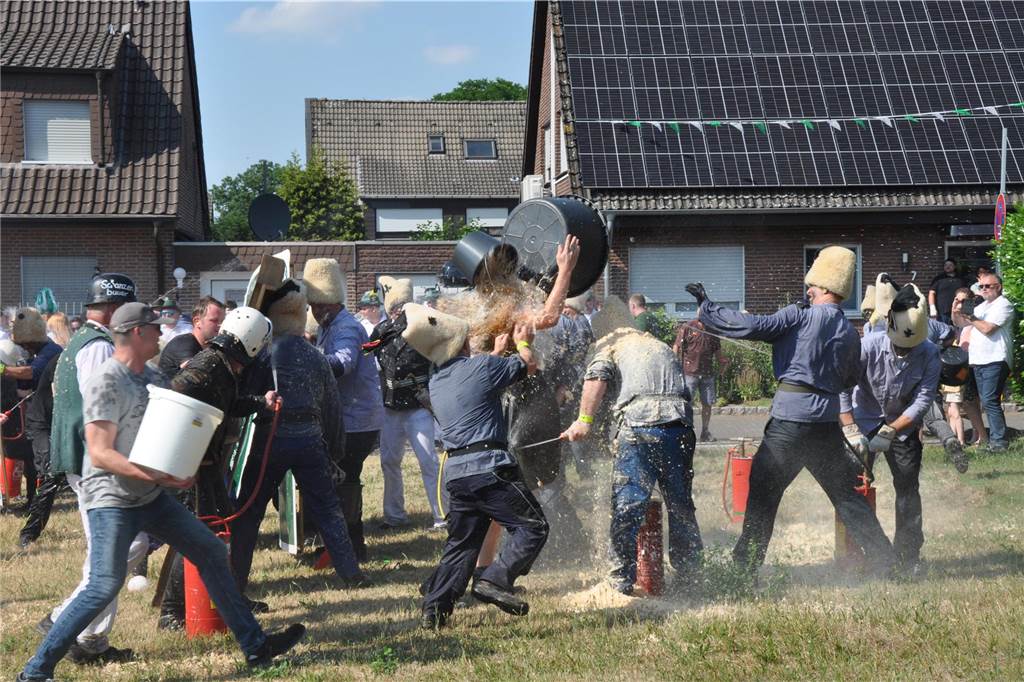 Mit Wasser und Sägemehl bekämpften sich die Grenadiere und Partisanen beim traditionellen Schanzenstürmen in Hullern. Das Spektakel rundet das Schützenfest im Dorf ab.
