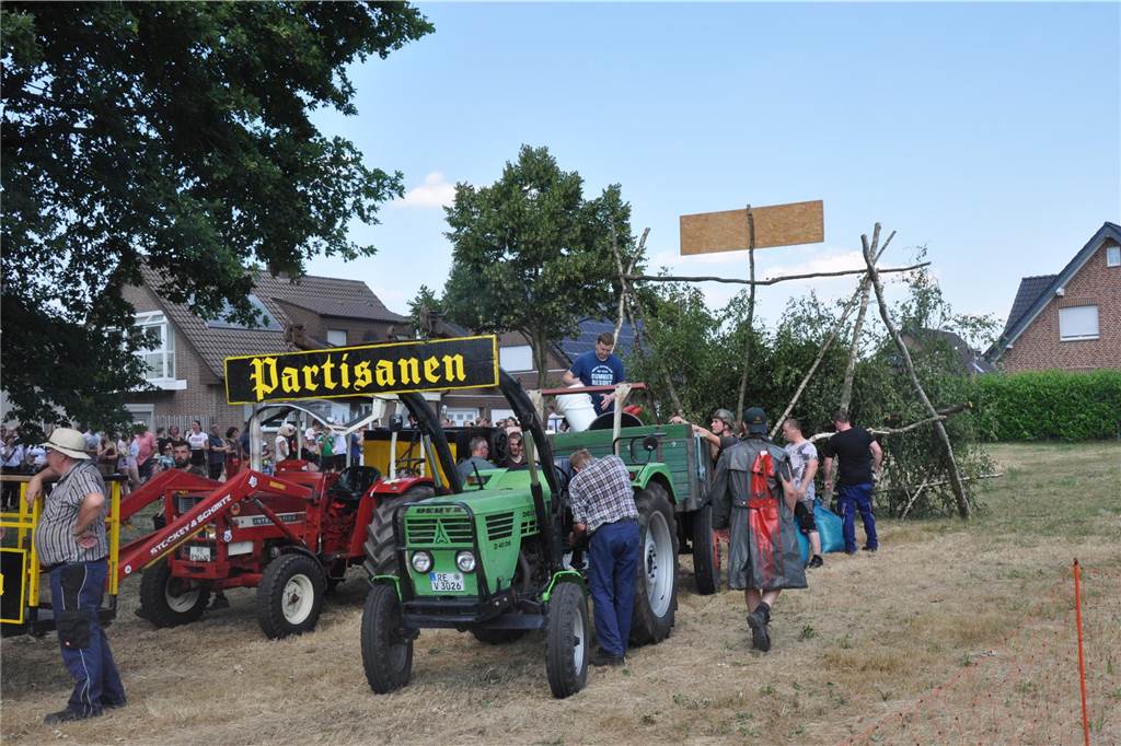 Mit Wasser und Sägemehl bekämpften sich die Grenadiere und Partisanen beim traditionellen Schanzenstürmen in Hullern. Das Spektakel rundet das Schützenfest im Dorf ab.