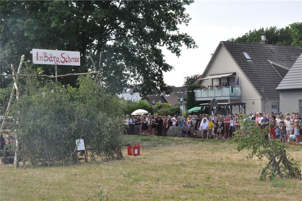 Mit Wasser und Sägemehl bekämpften sich die Grenadiere und Partisanen beim traditionellen Schanzenstürmen in Hullern. Das Spektakel rundet das Schützenfest im Dorf ab.