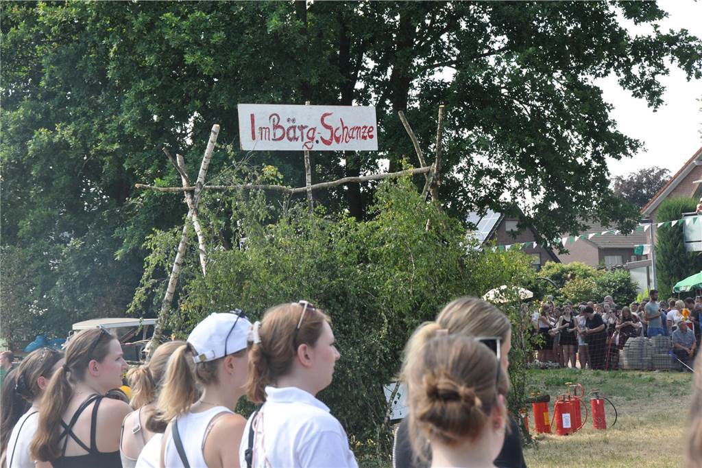 Mit Wasser und Sägemehl bekämpften sich die Grenadiere und Partisanen beim traditionellen Schanzenstürmen in Hullern. Das Spektakel rundet das Schützenfest im Dorf ab.