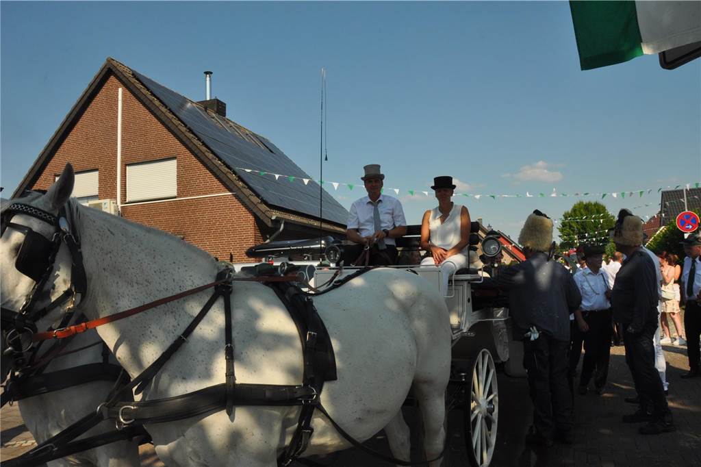 Mit Wasser und Sägemehl bekämpften sich die Grenadiere und Partisanen beim traditionellen Schanzenstürmen in Hullern. Das Spektakel rundet das Schützenfest im Dorf ab.