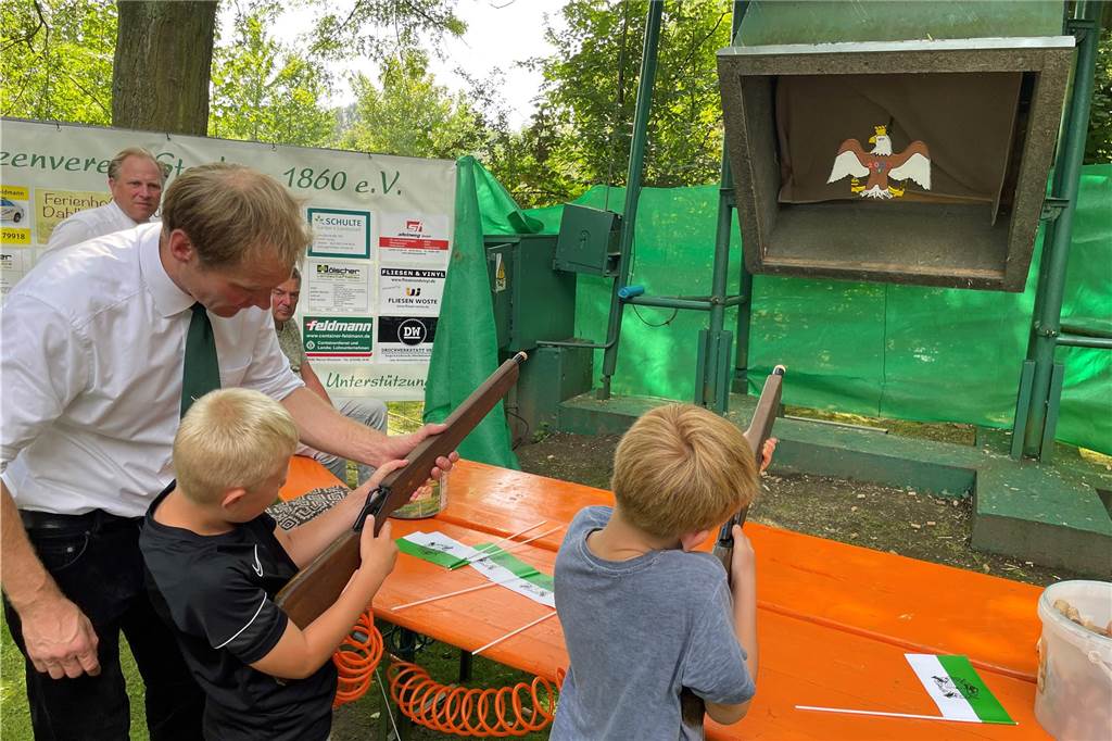 Mit Weinkorken zielten die Jungen und Mädchen am Sonntagmittag auf der Stockumer Schützenwiese auf den Styropor-Vogel. Peter Bennemann assistierte.