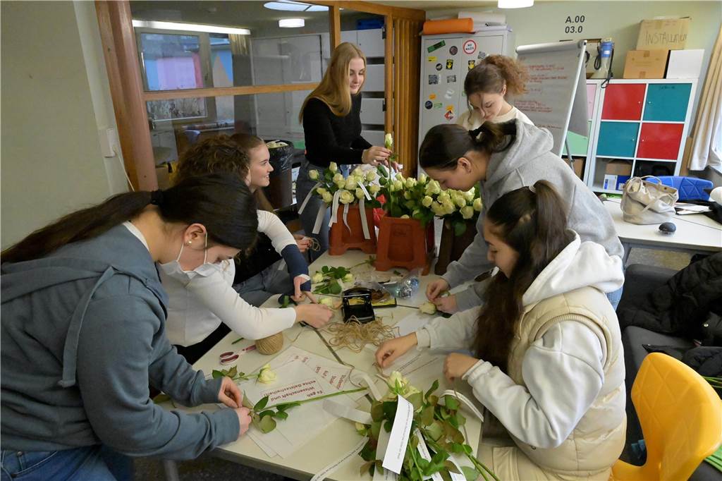 Todestag von Hans und Sophie Scholl: Gesamtschule erinnert an Widerstandkämpfer Mit weißen Rosen gingen Schülerinnen und Schüler in die Innenstadt, um an die Widerstandsorganisation der Geschwister Scholl zu erinnern.