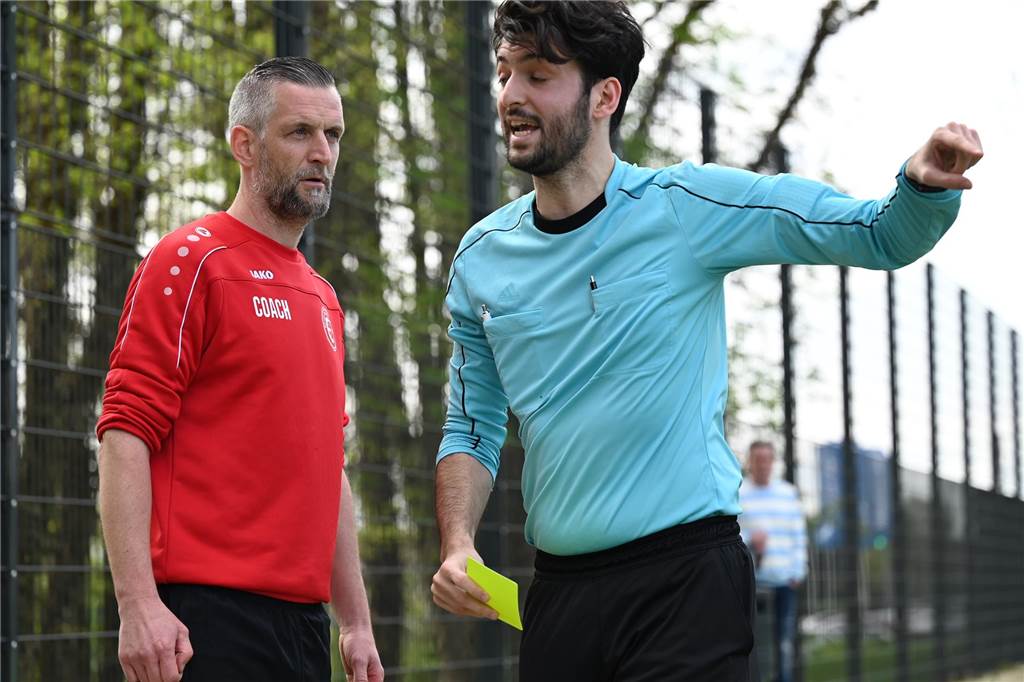 Wechsel zwischen erster und zweiter Mannschaft: Was Vereine nach dem 30. April beachten müssen Spvgg.-Trainer Thomas Synowczik diskutiert mit einem Schiedsrichter