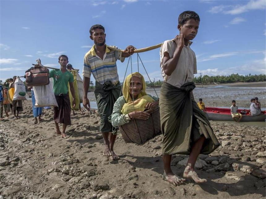 Mit weniger mehr als dem nackten Leben erreichen Angehörige der muslimischen Minderheit der Rohingya erreichen die Küste von Bangladesch. Foto: Dar Yasin