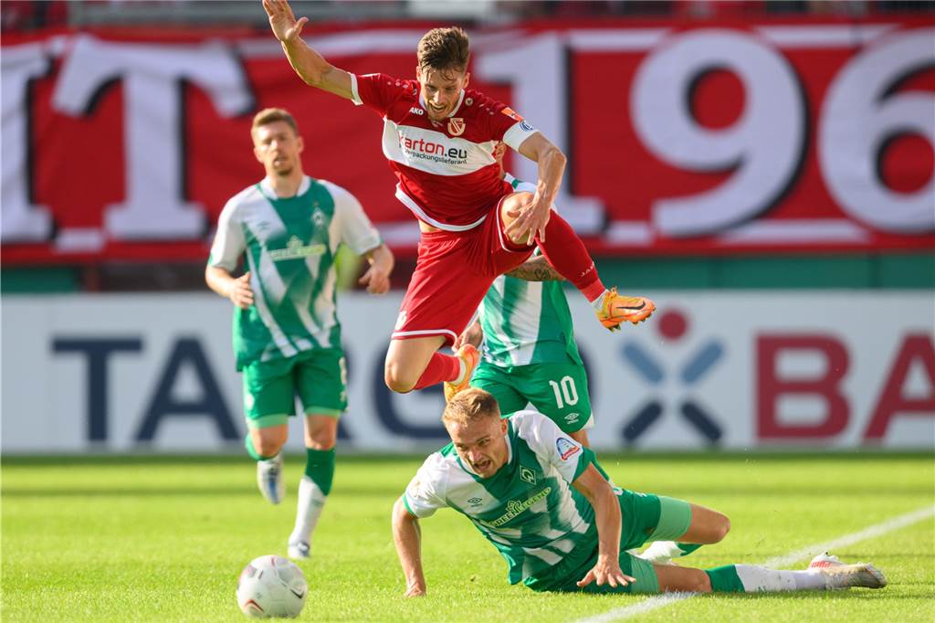 Ex-BVB-Spieler Amos Pieper bei Werder Bremen: Lied zum Einstand überzeugt die Mitspieler nicht Mit Werder Bremen war Amos Pieper (u.) bereits im DFB-Pokal im Einsatz.