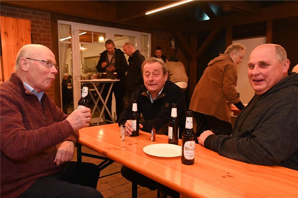 Mit westfälischen Spezialitäten, wie Panhas, Wurstebrot oder auch Grünkohl gab es beim Jahresauftakt des Heimatvereins Wulfen eine leckere Auswahl an Speisen. Passend dazu wurden von den einzelnen Vereinsgruppen frisch gebrautes Bier oder selbst gemachte Liköre angeboten. 