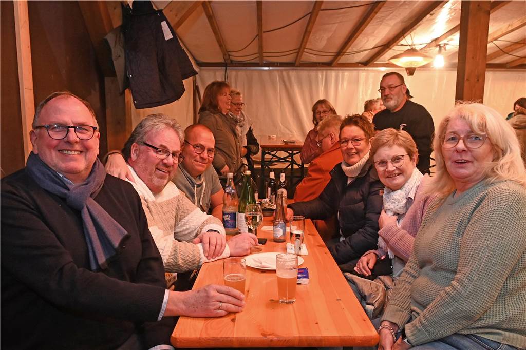 Mit westfälischen Spezialitäten, wie Panhas, Wurstebrot oder auch Grünkohl gab es beim Jahresauftakt des Heimatvereins Wulfen eine leckere Auswahl an Speisen. Passend dazu wurden von den einzelnen Vereinsgruppen frisch gebrautes Bier oder selbst gemachte Liköre angeboten. 
