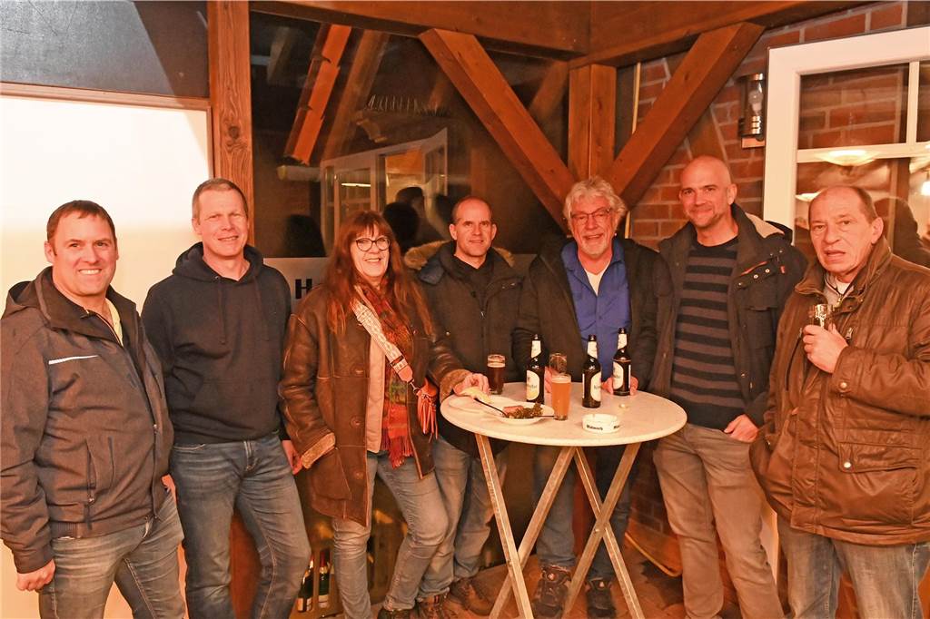 Mit westfälischen Spezialitäten, wie Panhas, Wurstebrot oder auch Grünkohl gab es beim Jahresauftakt des Heimatvereins Wulfen eine leckere Auswahl an Speisen. Passend dazu wurden von den einzelnen Vereinsgruppen frisch gebrautes Bier oder selbst gemachte Liköre angeboten. 