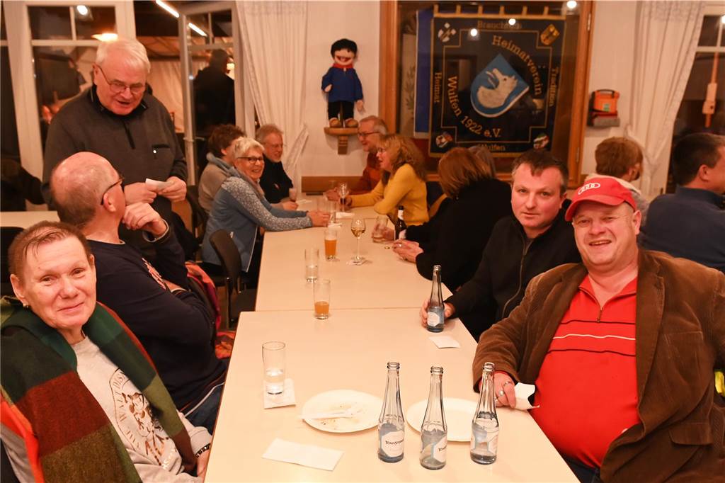 Mit westfälischen Spezialitäten, wie Panhas, Wurstebrot oder auch Grünkohl gab es beim Jahresauftakt des Heimatvereins Wulfen eine leckere Auswahl an Speisen. Passend dazu wurden von den einzelnen Vereinsgruppen frisch gebrautes Bier oder selbst gemachte Liköre angeboten. 