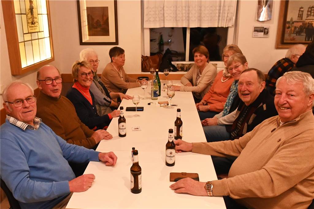 Mit westfälischen Spezialitäten, wie Panhas, Wurstebrot oder auch Grünkohl gab es beim Jahresauftakt des Heimatvereins Wulfen eine leckere Auswahl an Speisen. Passend dazu wurden von den einzelnen Vereinsgruppen frisch gebrautes Bier oder selbst gemachte Liköre angeboten. 