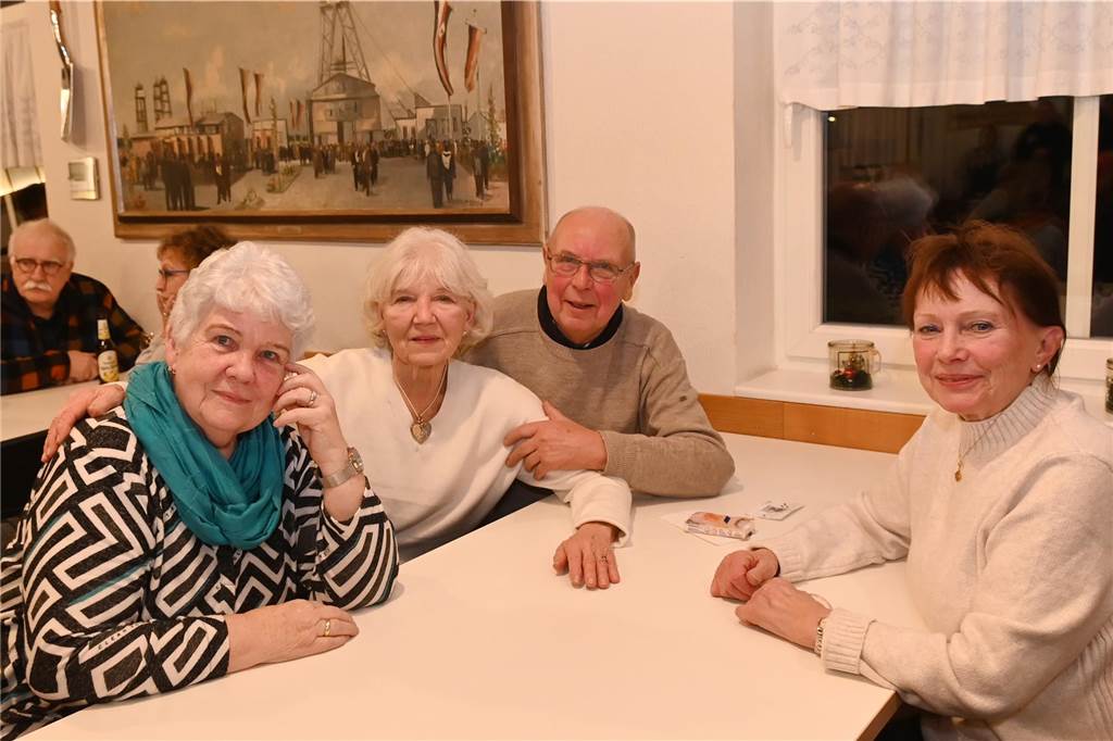Mit westfälischen Spezialitäten, wie Panhas, Wurstebrot oder auch Grünkohl gab es beim Jahresauftakt des Heimatvereins Wulfen eine leckere Auswahl an Speisen. Passend dazu wurden von den einzelnen Vereinsgruppen frisch gebrautes Bier oder selbst gemachte Liköre angeboten. 