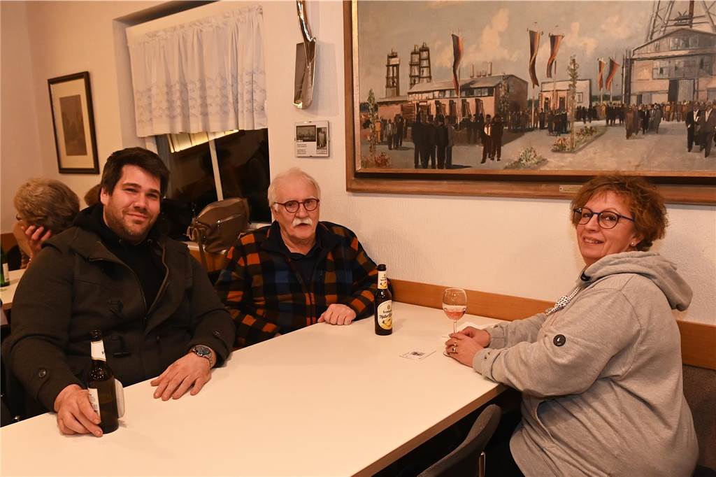 Mit westfälischen Spezialitäten, wie Panhas, Wurstebrot oder auch Grünkohl gab es beim Jahresauftakt des Heimatvereins Wulfen eine leckere Auswahl an Speisen. Passend dazu wurden von den einzelnen Vereinsgruppen frisch gebrautes Bier oder selbst gemachte Liköre angeboten. 