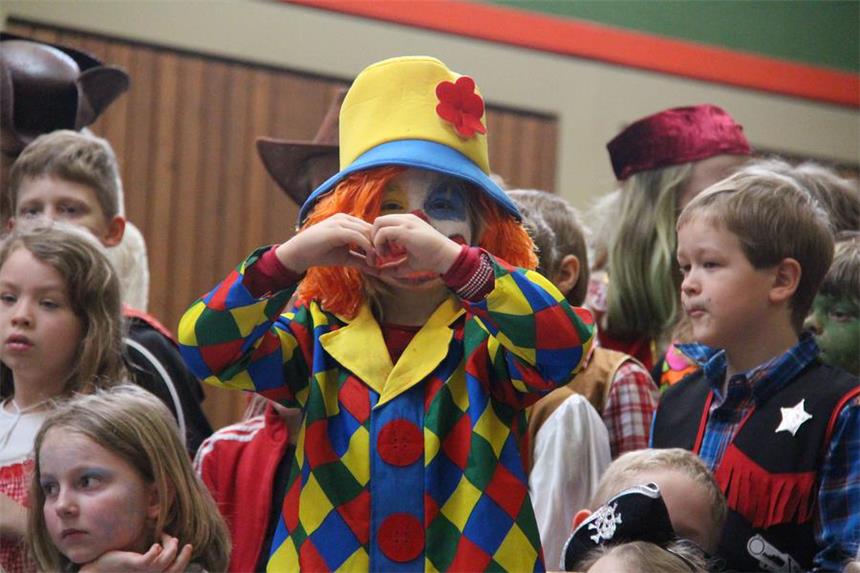 Wieschhofschüler feierten bunten Karneval 2017 Mit wilden Tänzen, Akrobatik und vielen Liedern haben die Kinder der Wieschhofschule am Freitag Karneval gefeiert. In der Turnhalle zeigte jede Klasse, was sie einstudiert hatte. Das Kinderdreigestirn und der Kinderelferrat durften natürlich auch nicht fehlen.