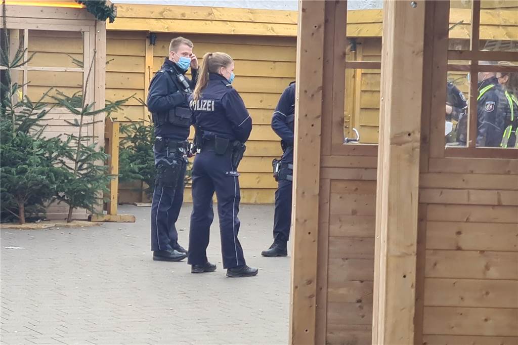 Große Überraschung bei geplanter Antifa-Demo gegen Querdenker Mit zahlreichen Einsatzkräften war die Polizei vor Ort. Doch es blieb alles ruhig. Weder Spaziergang noch Demo fanden statt.