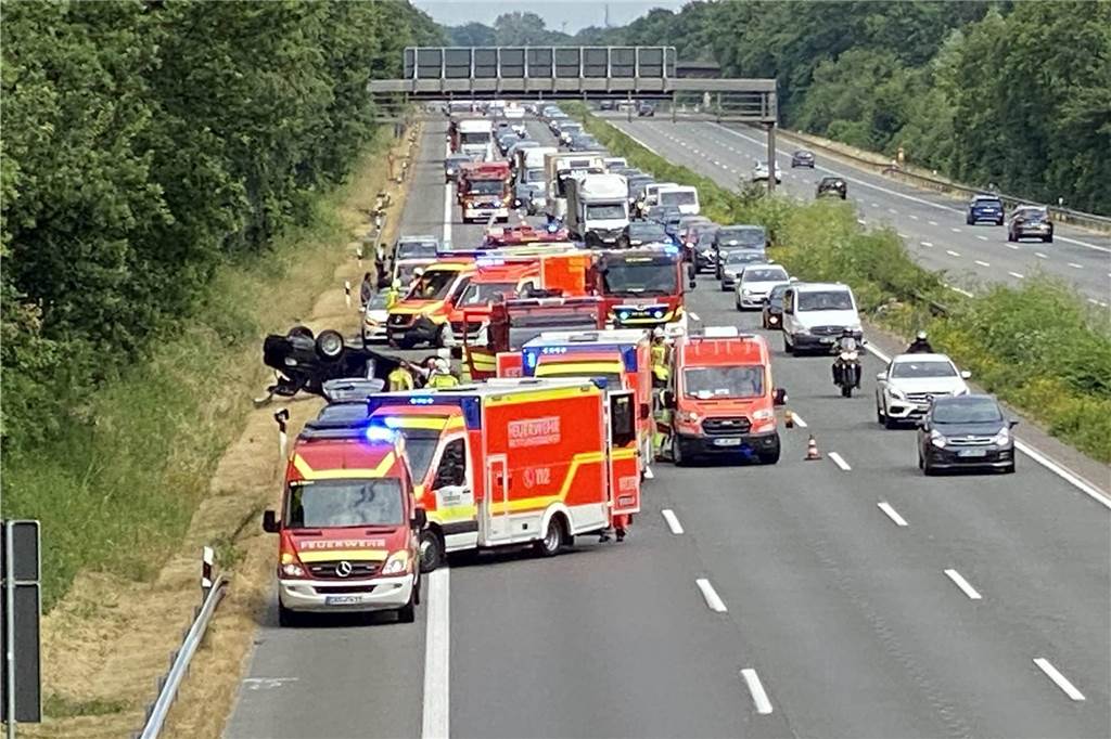 Schwerer Unfall auf der A2: BMW überschlägt sich und gerät in Brand Rettungsfahrzeuge und ein Stau auf der A2 in Recklinghausen-Suderwich