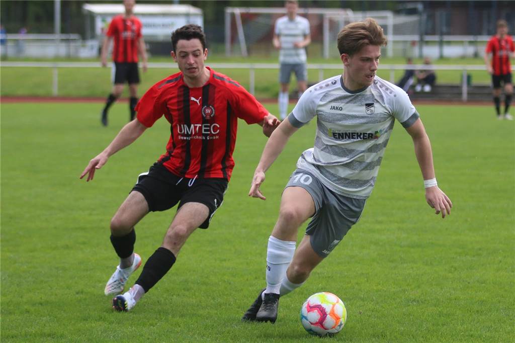 FC Nordkirchen geht mit Vorsprung in den Endspurt um Platz zwei Con Lappen führt den Ball und ist schneller als sein Gegenspieler.