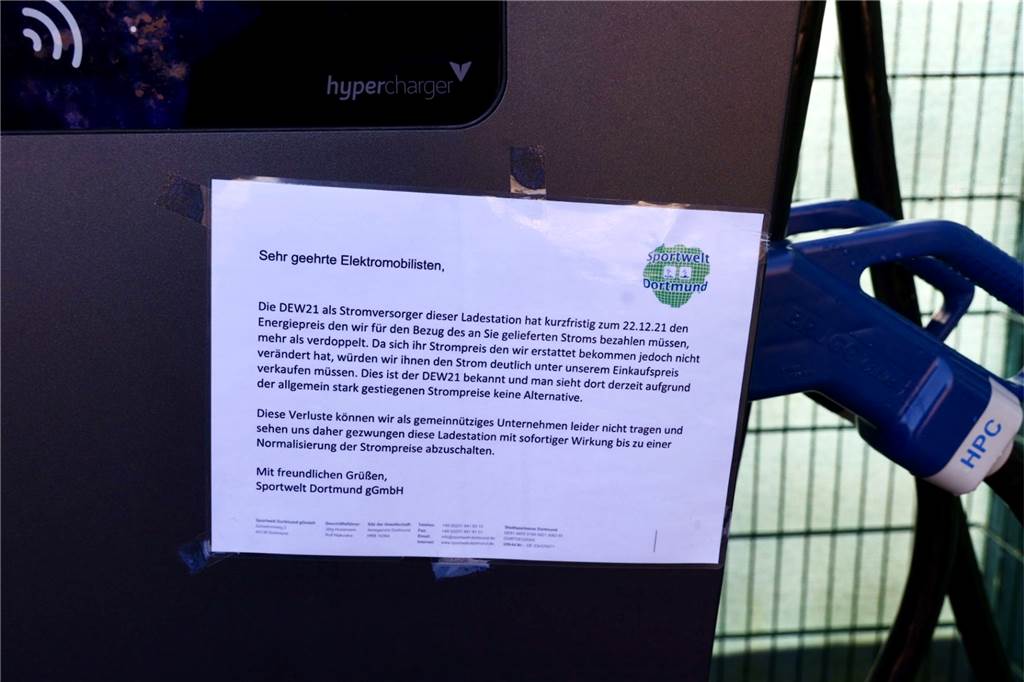 Mit Zetteln an den Ladesäulen macht die Sportwelt den Kunden deutlich, wen sie in der Verantwortung sieht.
