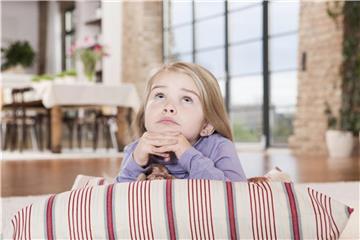 Mit zunehmendem Alter lernen Kinder immer mehr, sich zu gedulden. Foto: Westend61
