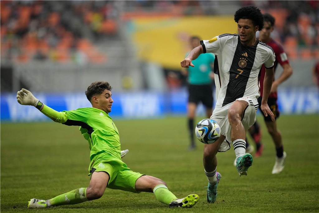 BVB-Toptalent wird vom bösen Buben zum gefeierten WM-Helden: Paris Brunner vor Finale im Fokus Paris Brunner schießt einen Fußball.
