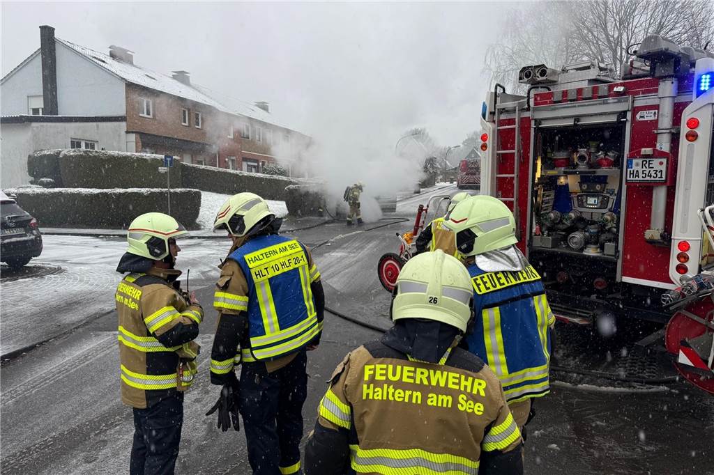 Saarsiedlung: Auto fing nach dem Start unvermittelt Feuer Feuerwehrkameraden beim Einsatz
