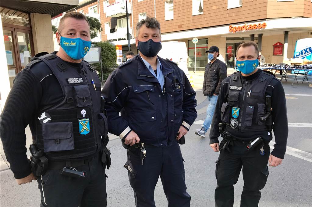 Trotz Lockdown: Auf Sportplätzen sind Hobbykicker zu sehen - und eskalieren in Nachbarstadt Mit zwei Leuten spürte der Kommunale Ordnungsdienst, hier zusammen mit einem Polizeibeamten (Mitte) auf der Langen Straße, Jugendliche auf Sportplätzen auf.