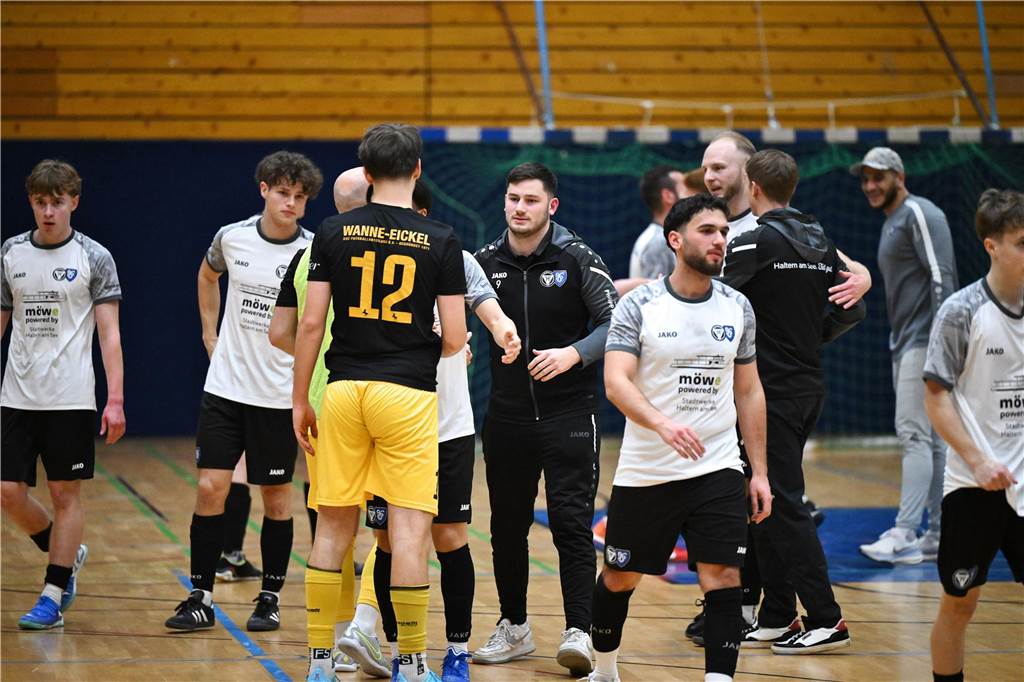 Mit zwei Siegen in der Gruppenphase zog der TuS Haltern beim Mitternachtscup ins Viertelfinale ein, wo dann die Spvgg. Erkenschwick mit 4:1 geschlagen wurde. Es folgte ein Sieg im Neunmeterschießen gegen die SSV Buer, ehe dank eines 3:2 gegen den DSC Wanne-Eickel der Titel gefeiert werden konnte.