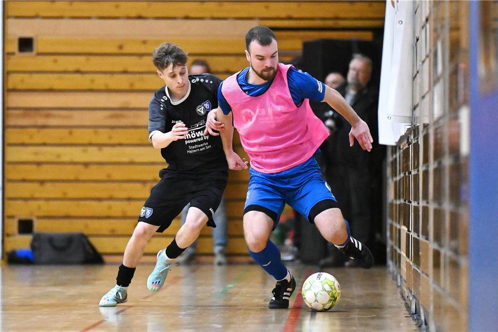 Mit zwei Siegen in der Gruppenphase zog der TuS Haltern beim Mitternachtscup ins Viertelfinale ein, wo dann die Spvgg. Erkenschwick mit 4:1 geschlagen wurde. Es folgte ein Sieg im Neunmeterschießen gegen die SSV Buer, ehe dank eines 3:2 gegen den DSC Wanne-Eickel der Titel gefeiert werden konnte.
