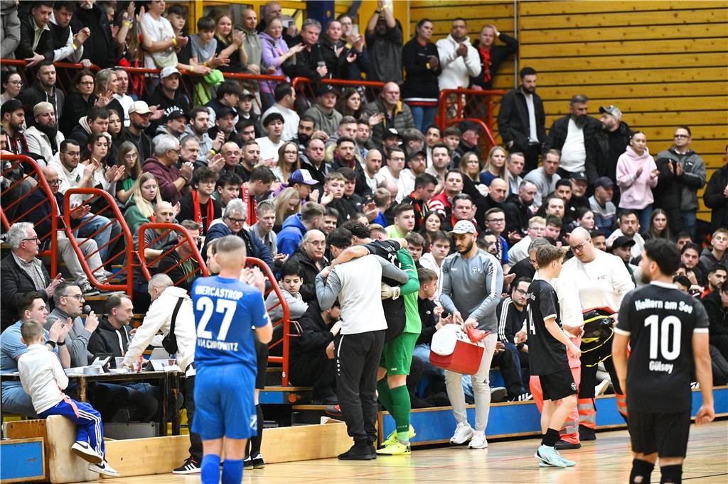 Mit zwei Siegen in der Gruppenphase zog der TuS Haltern beim Mitternachtscup ins Viertelfinale ein, wo dann die Spvgg. Erkenschwick mit 4:1 geschlagen wurde. Es folgte ein Sieg im Neunmeterschießen gegen die SSV Buer, ehe dank eines 3:2 gegen den DSC Wanne-Eickel der Titel gefeiert werden konnte.