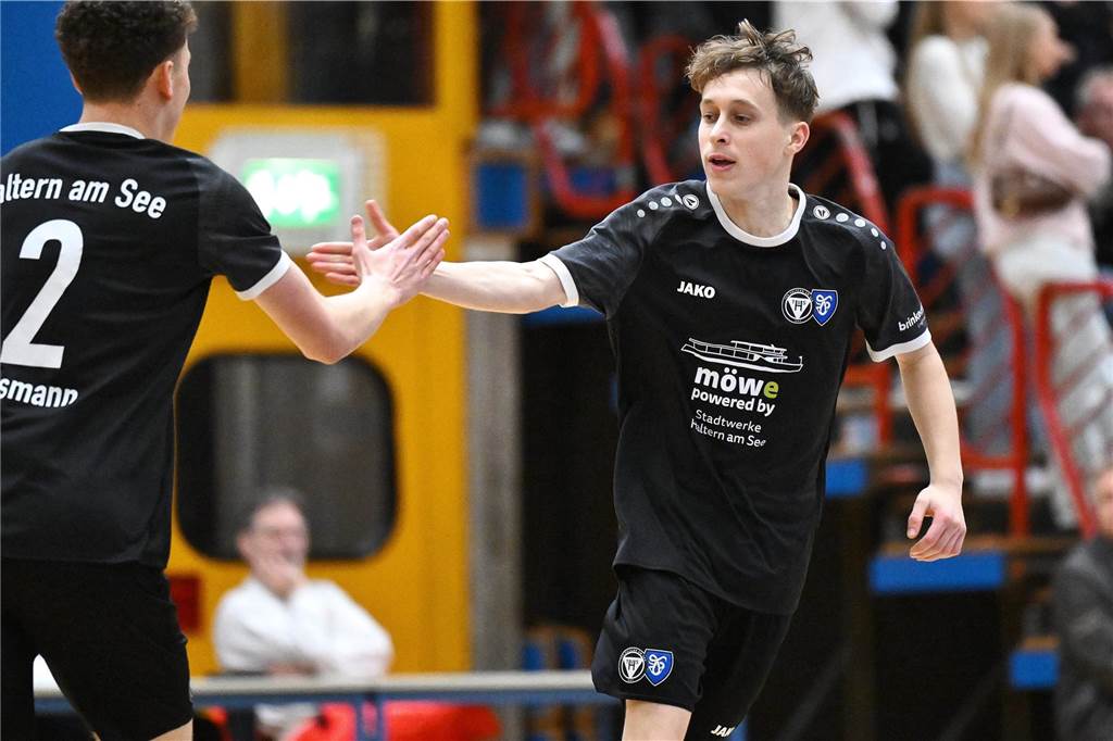 Mit zwei Siegen in der Gruppenphase zog der TuS Haltern beim Mitternachtscup ins Viertelfinale ein, wo dann die Spvgg. Erkenschwick mit 4:1 geschlagen wurde. Es folgte ein Sieg im Neunmeterschießen gegen die SSV Buer, ehe dank eines 3:2 gegen den DSC Wanne-Eickel der Titel gefeiert werden konnte.