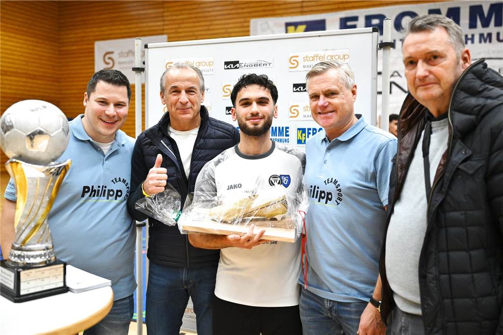 Mit zwei Siegen in der Gruppenphase zog der TuS Haltern beim Mitternachtscup ins Viertelfinale ein, wo dann die Spvgg. Erkenschwick mit 4:1 geschlagen wurde. Es folgte ein Sieg im Neunmeterschießen gegen die SSV Buer, ehe dank eines 3:2 gegen den DSC Wanne-Eickel der Titel gefeiert werden konnte.
