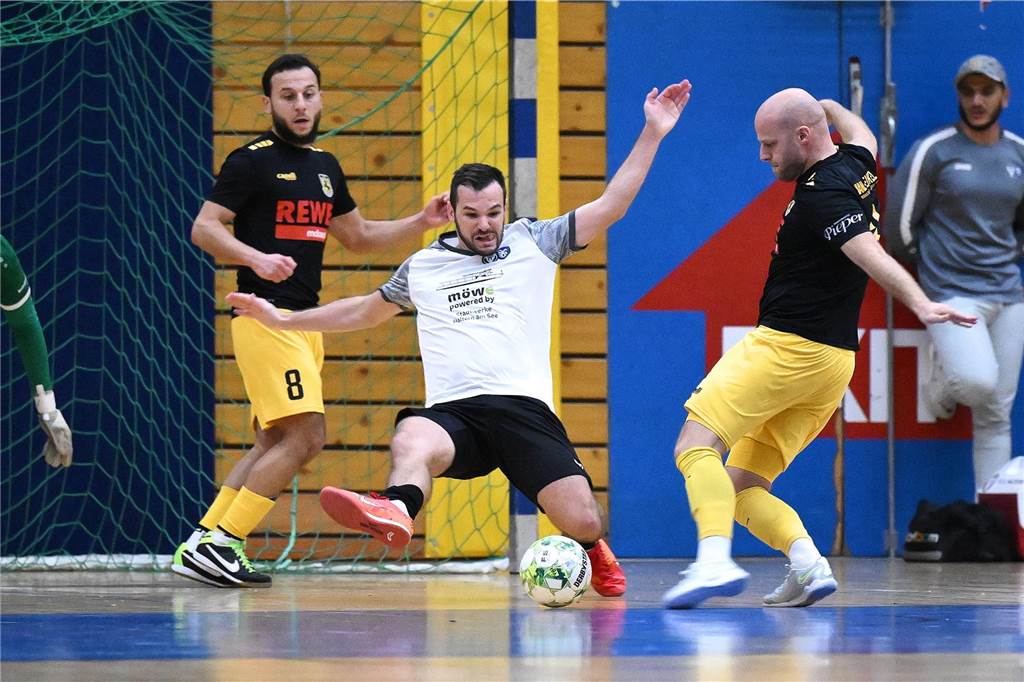 Mit zwei Siegen in der Gruppenphase zog der TuS Haltern beim Mitternachtscup ins Viertelfinale ein, wo dann die Spvgg. Erkenschwick mit 4:1 geschlagen wurde. Es folgte ein Sieg im Neunmeterschießen gegen die SSV Buer, ehe dank eines 3:2 gegen den DSC Wanne-Eickel der Titel gefeiert werden konnte.