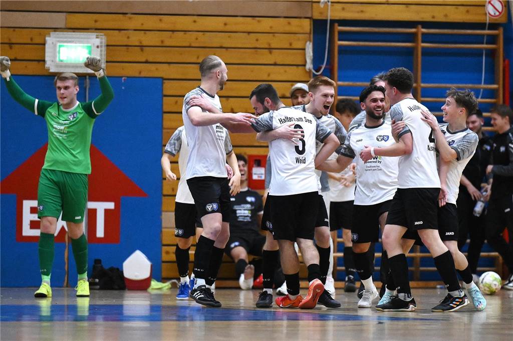 Mit zwei Siegen in der Gruppenphase zog der TuS Haltern beim Mitternachtscup ins Viertelfinale ein, wo dann die Spvgg. Erkenschwick mit 4:1 geschlagen wurde. Es folgte ein Sieg im Neunmeterschießen gegen die SSV Buer, ehe dank eines 3:2 gegen den DSC Wanne-Eickel der Titel gefeiert werden konnte.