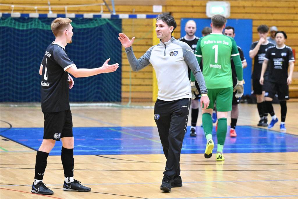 Mit zwei Siegen in der Gruppenphase zog der TuS Haltern beim Mitternachtscup ins Viertelfinale ein, wo dann die Spvgg. Erkenschwick mit 4:1 geschlagen wurde. Es folgte ein Sieg im Neunmeterschießen gegen die SSV Buer, ehe dank eines 3:2 gegen den DSC Wanne-Eickel der Titel gefeiert werden konnte.