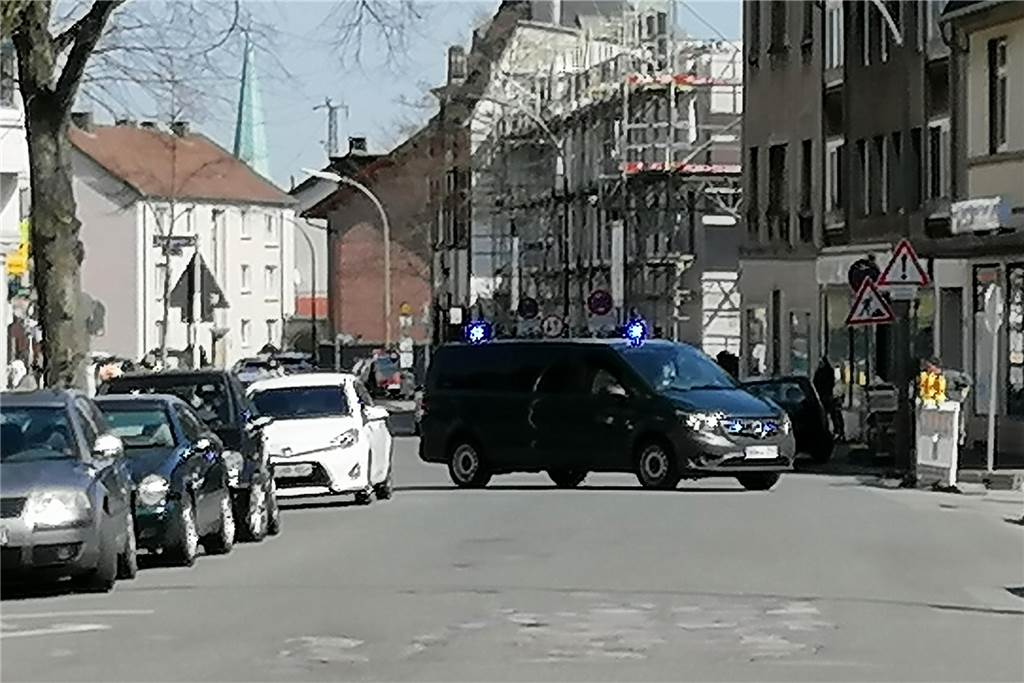 Brutaler Mord in Dortmund: Kripo sucht mit Spürhund nach Indizien Mit zwei Streifenwagen und einem Auto der Kripo sperrte die Polizei die Castroper Straße.