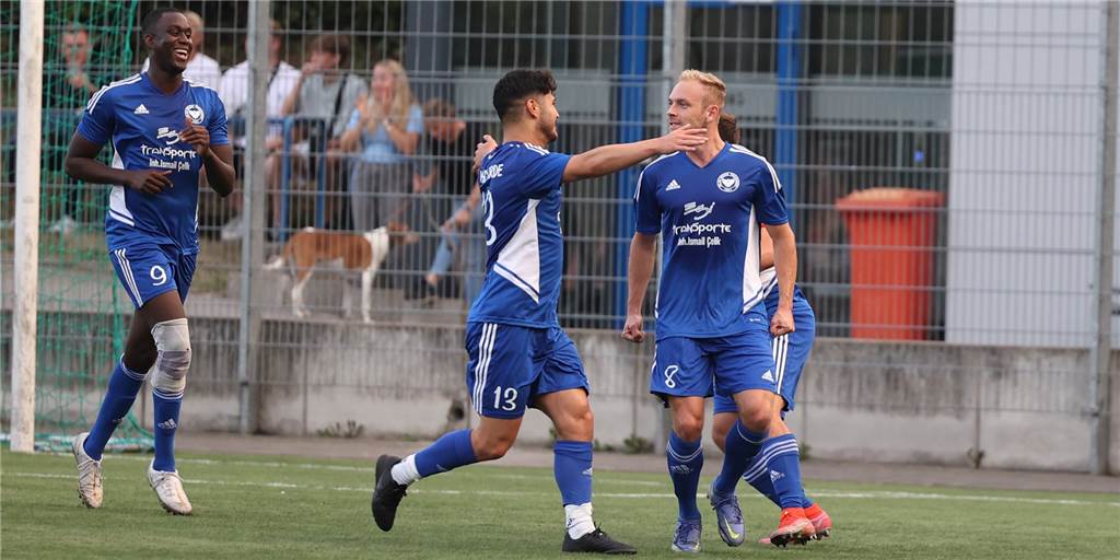 Video-Highlights: Führung wechselt zwischen Frohlinde und BW Huckarde - trotz Roter Karte Mit zwei Toren war Thomas Geiger (r) einer der Garanten des 4:3-Erfolges von BW Huckarde beim FC Frohlinde. Es gab neben den Treffern aber noch weitere starke Szenen an der Brandheide zu sehen.