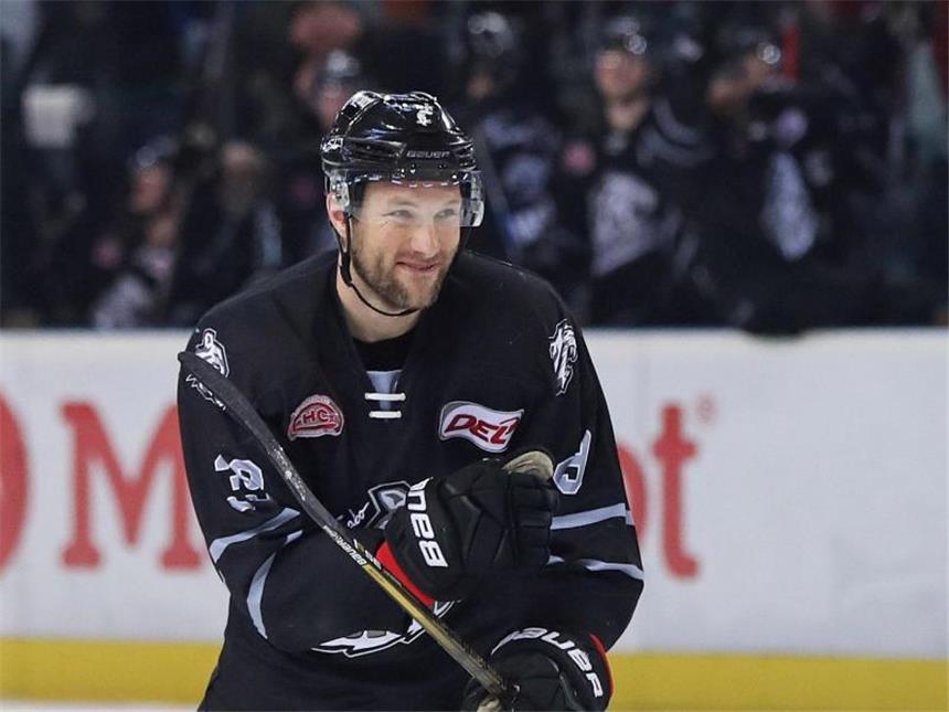 Nürnberg übernimmt Tabellenspitze - München gewinnt Topspiel Mit zwei Treffern führte David Steckel seine Nürnberger zu einem 5:4-Sieg gegen die Straubing Tigers. Foto: Daniel Karmann