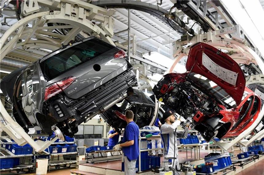 Volkswagen nicht auf Abgas-Standard WLTP vorbereitet Mitarbeiter arbeiten im Volkswagen-Werk Wolfsburg an einer Fertigungsstrecke des VW Golf 7. Foto: Rainer Jensen