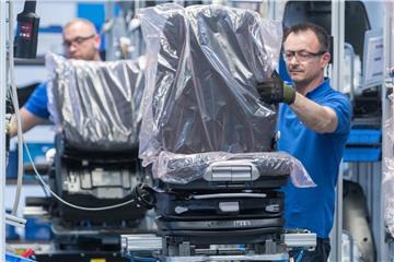 Mitarbeiter arbeiten in der Produktion beim Autozulieferer Grammer in an Fahrersitzen. Foto: Armin Weigel
