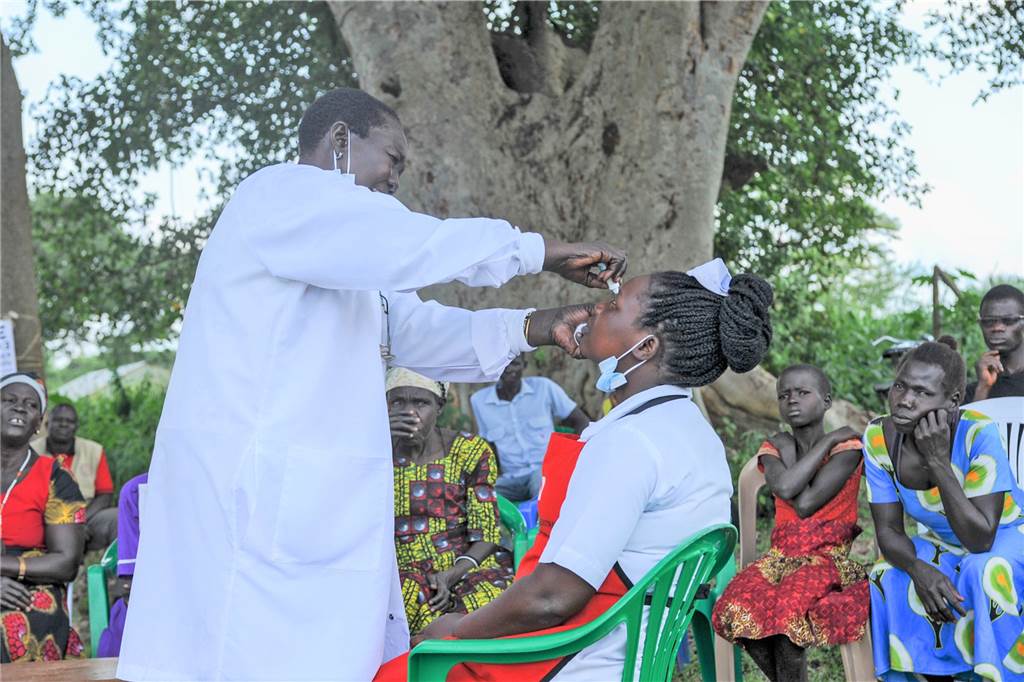 Ahauser Ärzte helfen in Uganda besser zu sehen Mitarbeiter der Augenklinik klären über die Gabe von Medikamenten auf, wie hier Augentropfen.