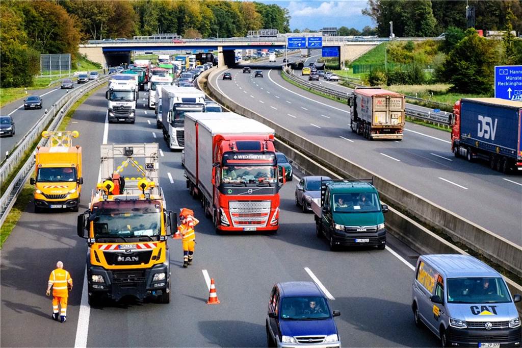 Unfall auf der A2: Rettungskräfte befreien drei Personen Mitarbeiter der Autobahnmeister sperrten für die Bergungsmaßnahmen zwei Fahrspuren der A2 in Recklinghausen ab.