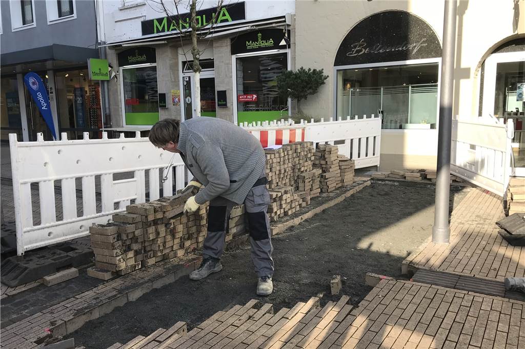 Fußgängerzone Dorsten: Herz der Hochsicherheitspoller nun im Bau Mitarbeiter der Baufirma haben die ersten Klinkersteine der Recklinghäuser Straße bereits aufgenommen.