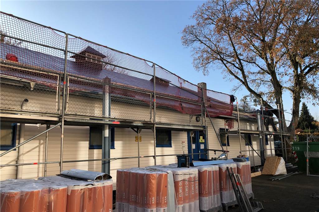 Mitarbeiter der Briloner Dachdecker-Firma Niggemeier sind derzeit mit dem Dach der alten Turnhalle beschäftigt
