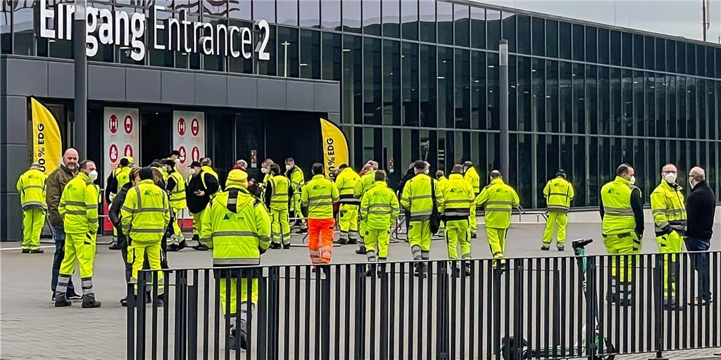 Schmiergeld-Verdacht bei der EDG: Hinweisgeber wehrt sich gegen Kündigung Mitarbeiter der EDG bei einer Belegschaftsversammlung im Februar, bei die Geschäftsführung zum Hintergrund der Korruptionsvorwürfe informierte.