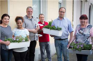 Mitarbeiter der Ewedo und Projektteilnehmer mit den ersten Pflanzkästen.