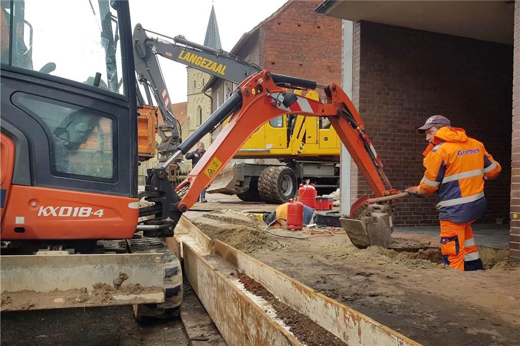 Mit spektakulären Videos: Unglücks-Haus in Heek wird nach massiven Sturmschäden abgerissen Mitarbeiter der Firma Grethen und Westnetz klemmen aus Sicherheitsgründen die Versorgungsleitungen ab. Knapp zwei Stunden dauerten diese Arbeiten.