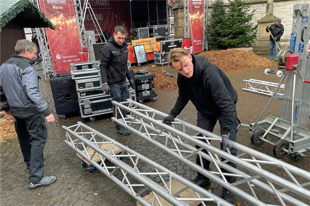 Chef des Weihnachtsmarktes: „Es war großartig und sensationell“ Mitarbeiter der Firma Szenenwerk bauen am Montagmorgen, 19. Dezember, die Technik des Weihnachtsmarktes ab.