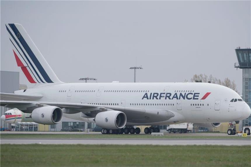 Umbuchungen bei streikender Air France möglich Mitarbeiter der französischen Fluggesellschaft Air France streiken am Karfreitag. Foto: Sebastian Kahnert