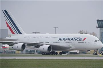 Mitarbeiter der französischen Fluggesellschaft Air France streiken am Karfreitag. Foto: Sebastian Kahnert