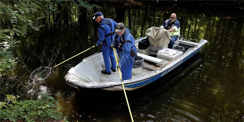 Treffen zum Fischsterben: „Es war ein ehrliches und offenes Gespräch“ Mitarbeiter der Gelsenwasser AG holten bereits bei zurückliegenden Fischsterben die Tierkadaver aus der Stever.